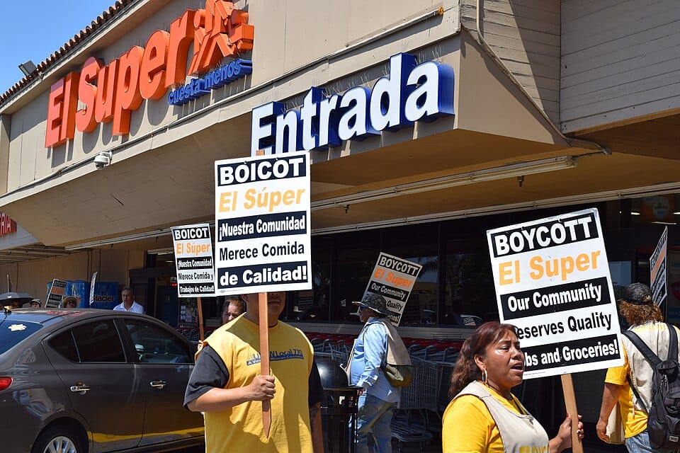 Picketers in front of an Oxnard, California supermarket carrying signs that read Boycott in English and Boicot in Spanish
